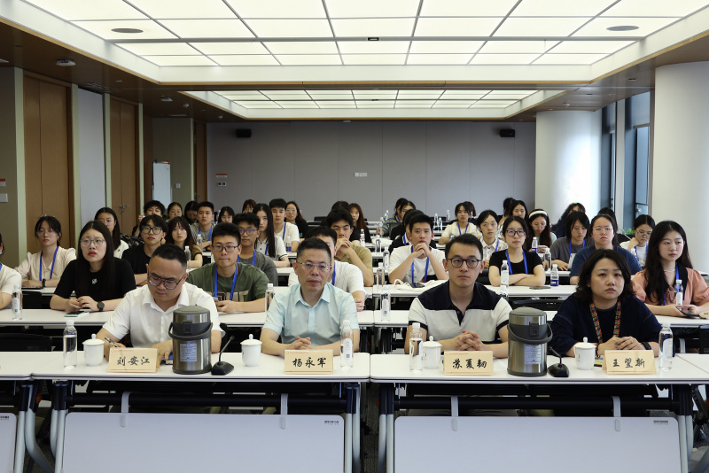 浙江大學(xué)經(jīng)濟(jì)學(xué)院、國際聯(lián)合商學(xué)院全國優(yōu)秀大學(xué)生夏令營到浙江東方參訪 劉安江（左一）楊永軍（左二）.jpg